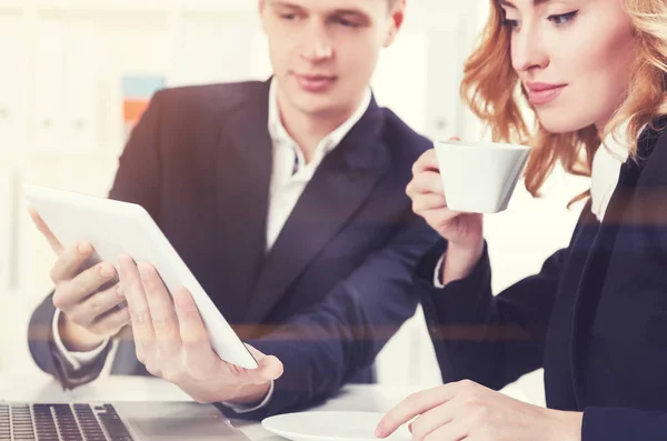 Affärsfolk med en tablett i office närbild — Stockfoto