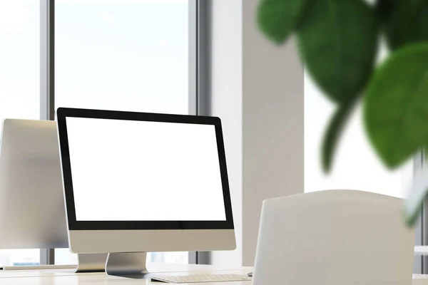 Tela de computador em branco no escritório — Fotografia de Stock