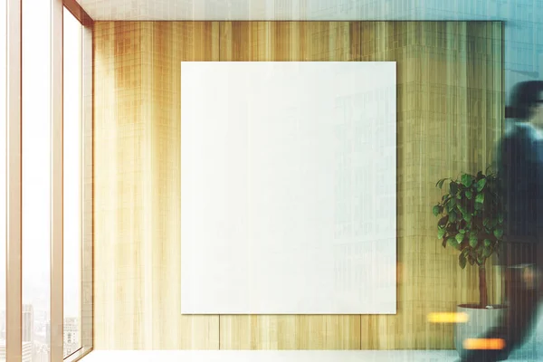 Cartaz em branco em um escritório de madeira, pessoas — Fotografia de Stock
