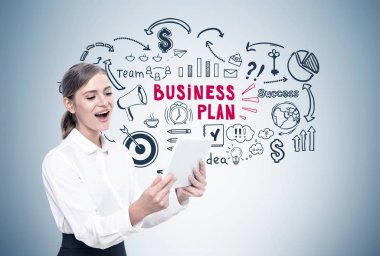 Bir tablet, iş planı ile mutlu sarışın kadın