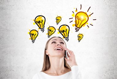 Telefon ve çeşitli fikirler üzerinde mutlu işkadını