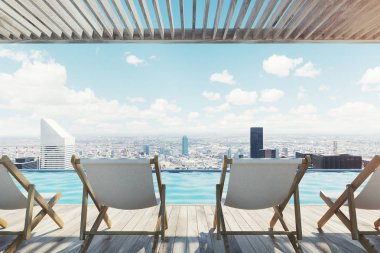 Satır bir şehirde bir havuz yakınındaki beyaz sandalye