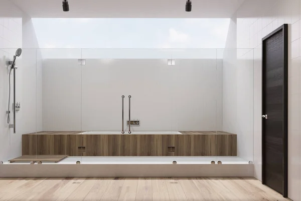 Salle de bain blanche intérieure, baignoire en bois, douche — Photo