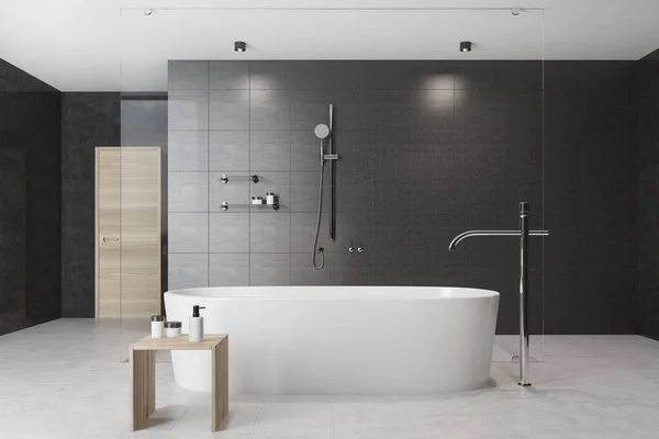 Schwarzes Badezimmer innen weiße Badewanne — Stockfoto