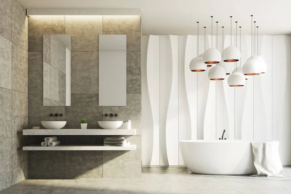 Wit en een marmeren badkamer, wastafels, ligbad — Stockfoto