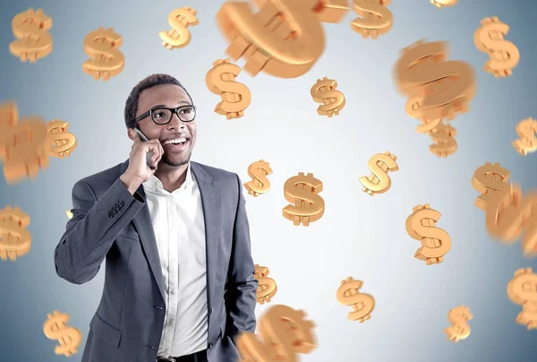 African American man na telefon, znaki dolara — Zdjęcie stockowe