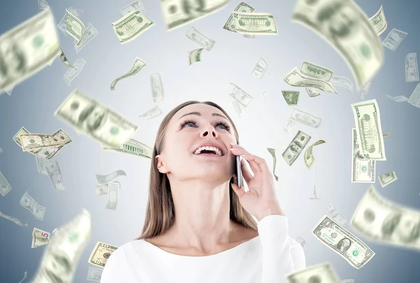 Счастливая деловая женщина по телефону, долларовый дождь — стоковое фото