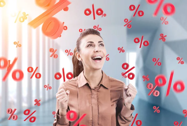 Glad ung affärskvinna, procentinmatning tecken — Stockfoto