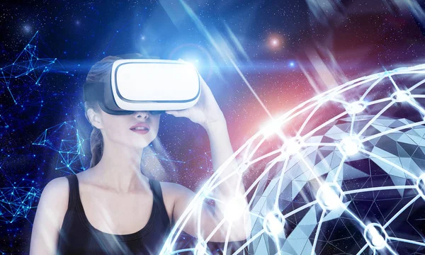 Menina loira em óculos VR, holograma de rede — Fotografia de Stock