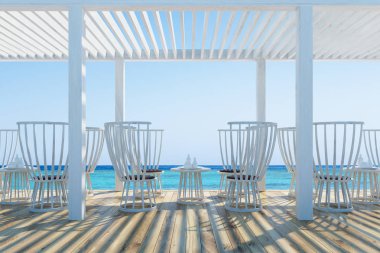 Beyaz ahşap sandalye ve masa, deniz