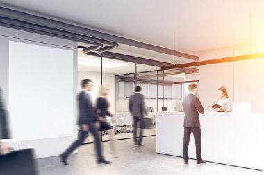 İş adamları beyaz bir Resepsiyon yakın: