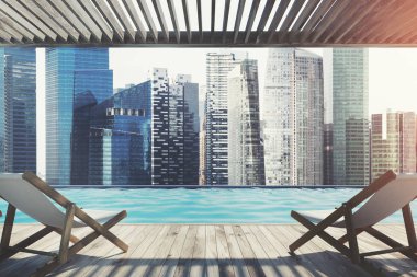 İki şezlonglar ve bir cityscape