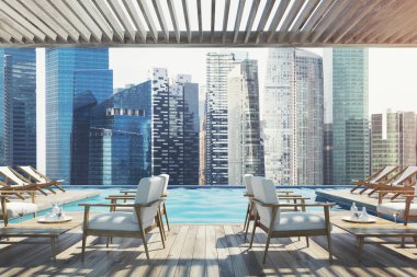 Koltuklar ve şezlonglar bir şehirde