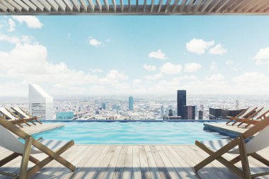 İskele beyaz güverte sandalyeleri yakınındaki bir havuz ile şehir