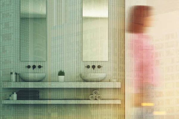Béžová koupelna interiér, dvojumyvadlo, dívka — Stock fotografie