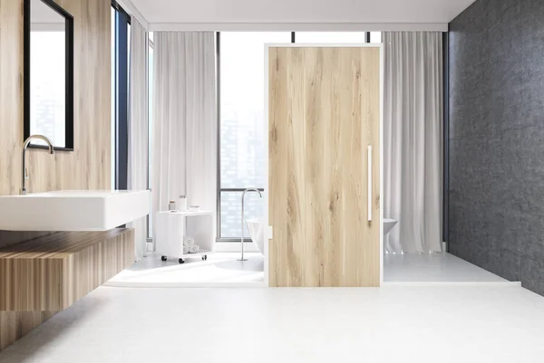 Белая и деревянная ванная комната, дверь — стоковое фото