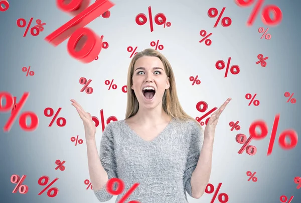 Glada blond affärskvinna, procentinmatning tecken — Stockfoto