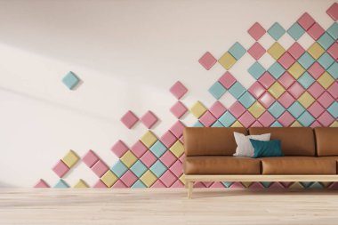 Beyaz duvar, fayans, kahverengi kanepe