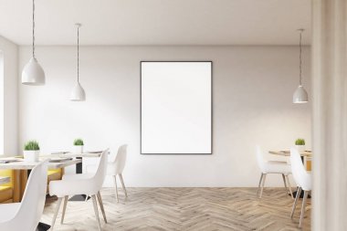 Çerçeveli bir posteri ile beyaz Cafe