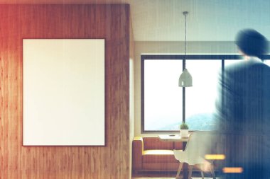 Bir kanepe, adam ahşap kafe