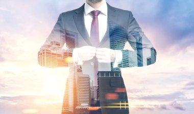 Adam bir takım elbise bir sabah şehirde kadar düğmelerini