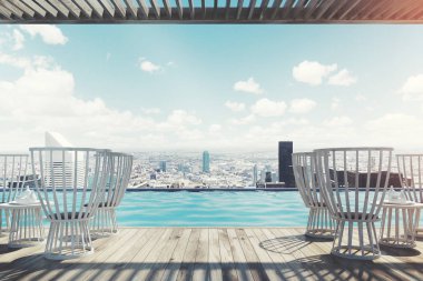 Beyaz ahşap sandalyeler, kafe dışında şehir