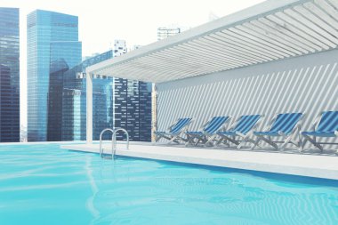 Yüzme Havuzu ile mavi şezlonglar, şehir