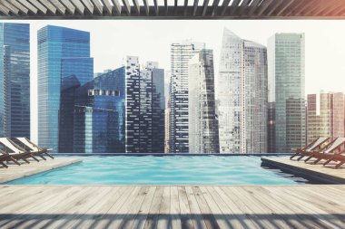 Piere bir şehirde beyaz şezlonglar ile