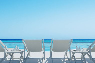 Beyaz şezlonglar ve bir tablo, rair görünümü