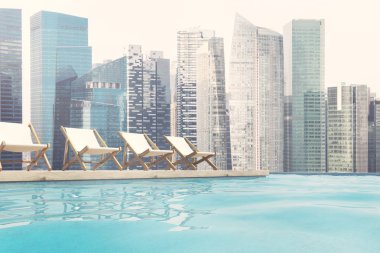 Beyaz şezlong, satır cityscape