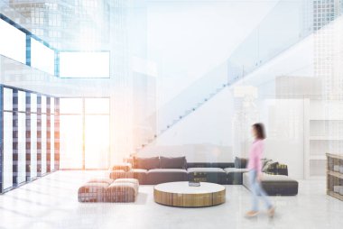 Gri kanepe oturma odası, yuvarlak masa