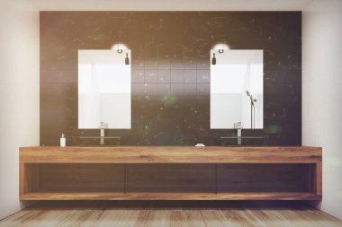 Döşenmiş banyo iç, dikey tonda siyah