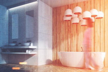 Beyaz ve ahşap banyo, lavabo, küvet, yan, kız