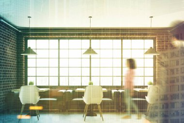 Tuğla Cafe iç panoramik pencereli, kız