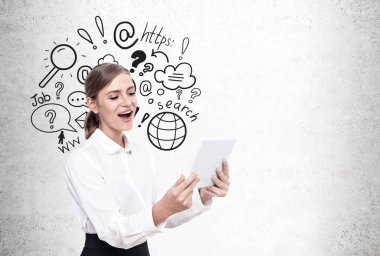 Bir tablet, Internet arama ile mutlu sarışın kadın