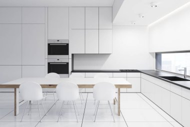 Bir tablo ile beyaz mutfak