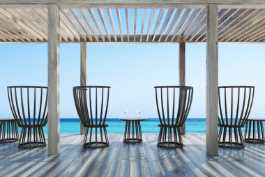 Koyu ahşap sandalye ve masa, kokteyller, deniz