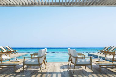 Koltuklar ve güverte sandalyeleri yakınındaki bir Havuzu