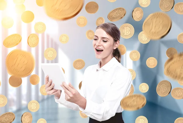 Bir tablet, sikke yağmur ile mutlu sarışın kadın