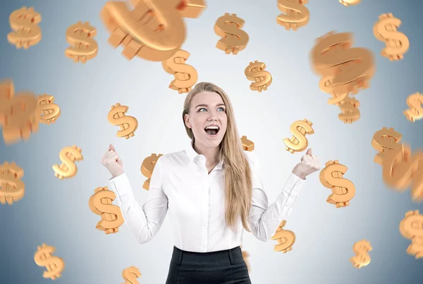 Счастливая блондинка-бизнесвумен, долларовые знаки — стоковое фото