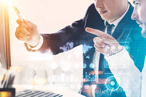 İki adam bir ofis, grafikler, eser tartışıyor