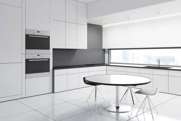 Bir yuvarlak masa ile beyaz mutfak — Stok fotoğraf