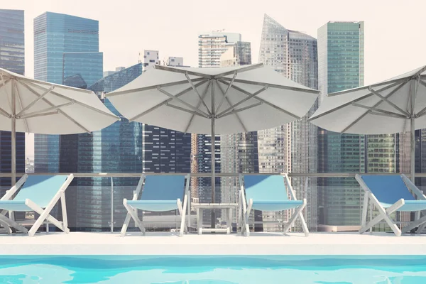 Mavi şezlong, şemsiye, cityscape