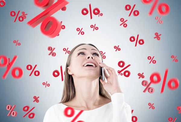 Zufriedene Geschäftsfrau am Telefon, Prozent — Stockfoto