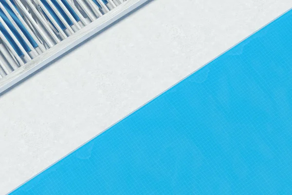 Вид сверху на бассейн с синими шезлонгами — стоковое фото