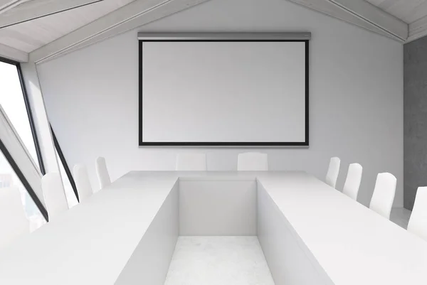 会議室、白い天井、ポスターの屋根裏部屋 — ストック写真