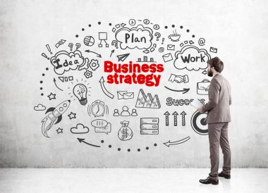 İşadamı bej ve bir strateji planı