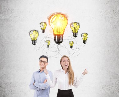 Asyalı erkek, sarışın kadın, Işık Ampüller