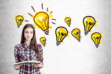 Bir kitap, birçok ampuller ile güzel inek kız