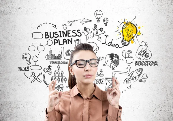 Kadın kenetlenmiş parmaklar ve iş planı ile